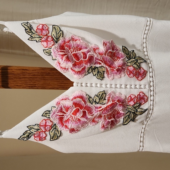 White with floral applications summer or homecoming dress. Size 1/2 - Picture 2 of 16